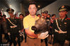 2011年9月12日，天津，圆明园4尊兽首猪、牛、猴、虎其聚亮相天津。保利博物馆馆员展示猪首。视觉中国