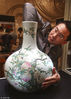 2011年9月16日，香港苏富比2011秋季拍卖会上海预展在上海波特曼丽思卡尔顿酒店举行。
焦点拍品 清乾隆　粉彩九桃天球瓶，估价8000万至1亿2000万港元。视觉中国