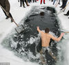 2011年1月30日，俄罗斯新西伯利亚，人们凿开湖面的冰层入水冬泳。rna/视觉中国
