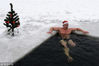 当地时间2013年12月29日，俄罗斯新西伯利亚，“Spectrum”俱乐部及冬泳团体的成员举办活动，迎接新年的到来。rna/视觉中国

