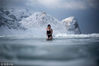 当地时间2018年3月11日，在北极圈附近的罗弗敦群岛，当天气温为零下5度，水温4度，一群游客正愉快地“冬泳”。罗弗敦群岛位于北极圈以北，但并不比国内某些北方城市更冷，原因是有北大西洋暖流的眷顾。OLIVIER MORIN /视觉中国

