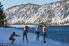 当地时间2018年11月16日，俄罗斯西伯利亚Divnogorsk，冬季游泳俱乐部的成员进行热身，然后进入叶尼塞河冬泳。当时的气温约为零下11摄氏度。ILYA NAYMUSHIN/视觉中国