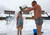 当地时间2018年11月24日，俄罗斯克拉斯诺亚尔斯克，冬泳俱乐部成员在零下5℃的雪地中挑战冰桶，庆祝北极熊日。ILYA NAYMUSHIN/视觉中国