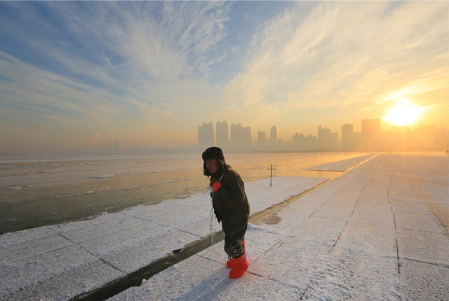 哈尔滨采冰场上霞光照耀 劳动场景如诗似画