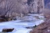 2018年12月12日，近期受冷空气影响，永定河北京段部分河流已经结冰。冬日的永定河风景美如画。