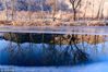 2018年12月12日，北京，近期受冷空气影响，永定河北京段（安家庄至十八潭段、沿河城至河北幽州段）部分河流已经结冰。冬日的永定河风景美如画。王保生/千龙图像/视觉中国
