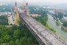 2017年9月19日，南京长江大桥正桥的混凝土面板已经全部拆除，仅剩交错纵横的钢桁架横跨在长江之上，从高空俯瞰犹如一条“钢铁巨龙”。