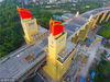 2018年6月24日，南京长江大桥修葺一新的米黄色桥头堡，鲜艳的三面红旗。
