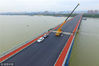 2018年10月19日，南京长江大桥主桥桥面铺上沥青，一辆吊车在南京长江大桥上作业。