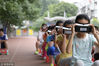 2016年6月23日，北京，“IES沉浸式课堂”在北京东体育馆路小学五年级开课了。学生们戴上VR眼镜，在老师的带领下，开启一场VR天文课。歌尽繁华/视觉中国