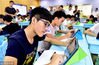 2016年8月18日，安徽滁州，授课老师在“未来教室”的交互式一体机上解题。王家国/视觉中国