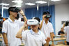 2017年4月18日,在海口市第四中学高中部，高一年级学生戴着黑晶科技VR一体机上地理课：《宇宙中的地球》，身临其境感受宇宙的奥秘。据了解，拟现实技术的英文简称是ＶＲ，是用计算机模拟产生一个三维空间的虚拟世界，提供用户关于视觉、听觉、触觉等感官的模拟，让用户仿佛身临其境一样，可以即时、没有限制地观察三维空间内的事物。视觉中国/视觉中国