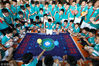 2018年6月7日，山东青岛通济实验学校的小学生在老师的指导下进行“Mbot小车扎气球”比赛。梁孝鹏摄/视觉中国