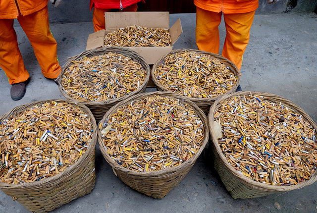 四川乐山一环卫所14天捡拾100斤烟头 绝大多数是被随意丢弃