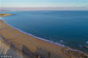2018年12月14日傍晚，青岛西海岸新区银沙滩海滨在冬日里尽显空灵之美，宽阔的沙滩坦荡无垠，蔚蓝色的大海翻卷出一片诗情画意。
