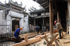 2018年12月16日下午，浙江台州仙居县南峰街道管山村，建筑工人正在修复古建筑。