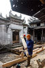 2018年12月16日下午，浙江台州仙居县南峰街道管山村，建筑工人正在修复古建筑。