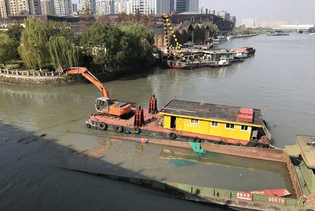 运河杭州轻纺桥段发生沉船事故 现场开始挖沙打捞作业
