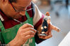 当地时间2018年12月14日，西班牙赫罗纳，当地工厂制作的英国首相特蕾莎·梅形象的Caganer人偶。Caganer，中文译为“排便者”，是西班牙加泰罗尼亚地区一种传统的圣诞节装饰，它的形象是一个正在拉粑粑的玩偶。