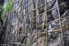 2018年12月17日，广东清远，经过连续一个月的施工，英德宝晶宫刻在山顶的摩岩石刻“寶晶宮”三个大字修复成功。五六名工人在悬崖绝壁上搭起高百米的竹架，从竹架爬上去对摩岩石刻进行了修复，重新上漆。摩岩石刻焕然一新。