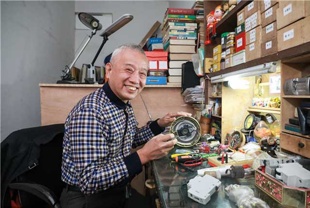杭州：七旬大伯做免费修理工半个世纪 为邻居修了数万件物品
