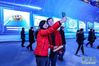 12月18日，参观者在“大美中国”影像长廊留影。 截至当日，在中国国家博物馆举行的“伟大的变革——庆祝改革开放40周年大型展览”累计参观人数突破160万人次。 新华社记者 张玉薇 摄