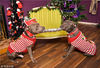 当地时间2014年11月16日，英国伦敦，圣诞节将至，“疯狗女士”Emmie Stevens将自己的12只宠物狗全都精心装扮，穿上圣诞服装拍照，一起享用圣诞大餐。