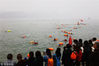 2018年12月1日，冬泳健将在长江湖北宜昌城区江段劈波斩浪、横渡江面。
