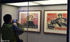 2018年12月1日，河南洛阳，游客在洛阳契约文书博物馆参观60年代的革命宣传画。