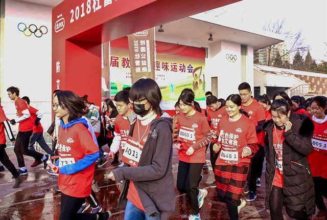 北京：石油大学现“艾滋病问题墙” 八百大学生为“艾”起跑