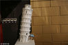 2018年12月19日，实拍西安曲江书城里家用纸板打造的餐厅。
纸做的比萨斜塔。