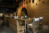 2018年12月19日，实拍西安曲江书城里家用纸板打造的餐厅。
这些纸板桌椅板凳结实耐用，环保美观。餐厅工作人员说，单人椅子，坐一个300斤重的大胖子没有一点问题。