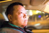 2018年10月10日，西安。刘顺江被朋友们戏称为“神一样的男子”。妻子去上班后，他一个人负责起了二胎女儿的吃喝拉撒，是小区里出名的超级奶爸。妻子下班后，刘顺江就成了一名滴滴代驾司机，他已经连续8个月霸占西安代驾司机的“单王”位置，月入两万以上。如今，刘顺江白天当全能奶爸，晚上当代驾司机，这样的日子已持续数月。
