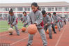 2018年12月20日，江苏省灌云县四队中心小学操场，1200多名小学生人球合一，共做篮球操，迎接12月21日世界篮球日。