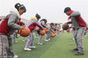 2018年12月20日，江苏省灌云县四队中心小学操场，1200多名小学生人球合一，共做篮球操，迎接12月21日世界篮球日。