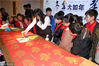 2018年12月19日，小学生们在苏州工匠园学习拓印“福”字。