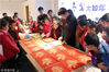 2018年12月19日，小学生们在苏州工匠园学习拓印“福”字。王建康 /视觉中国