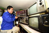 2018年11月29日，河南省洛阳市，老郭收藏的黑白电视和收音机。