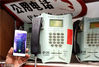 2018年11月29日，河南省洛阳市，老郭拿着手机与IC卡电话合影，时代变迁尽显。张怡熙 LOOK洛阳/视觉中国