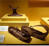 2018年12月19日，广州，“尼罗河畔的回响——古埃及文明特展”展出的的凉鞋和书吏的头枕。