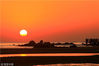 2018年12月24日，秦皇岛北戴河鸽子窝公园是观赏日出日最佳之处，红日浴海的奇景，美的令人惊叹，当红彤彤的太阳升出海面时，其倒影映在海上，映红了整个海面。