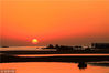 2018年12月24日，秦皇岛北戴河鸽子窝公园是观赏日出日最佳之处，红日浴海的奇景，美的令人惊叹，当红彤彤的太阳升出海面时，其倒影映在海上，映红了整个海面。