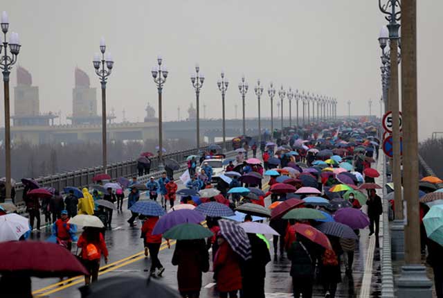 南京长江大桥“市民开放日”首日 市民涌入赏“整容”后大桥