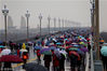 2018年12月26日，“市民开放日”首日，早晨九时许，虽然下着雨，但记者在南京长江大桥入口和桥上看到，如织的市民打着伞来到大桥，整个桥上全是撑伞观看的市民。