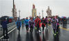 2018年12月26日，南京，市民以跑步的形式通过大桥全程