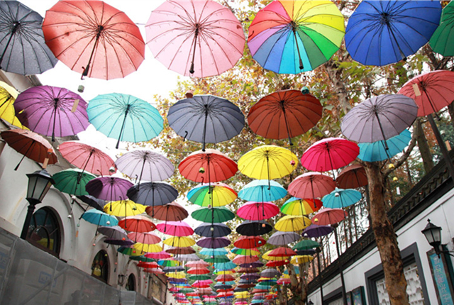 南京1912街区百余把彩色伞空中倒挂 形成独特“五彩伞阵”