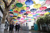 2018年12月2日，南京。在南京1912街区的一条步行街，百余把彩色伞空中倒挂，与古色古香的民国建筑群相映成趣，形成独特“五彩伞阵”，也给南京1912街区增添了一份清新亮丽。