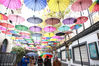 2018年12月2日，南京。在南京1912街区的一条步行街，百余把彩色伞空中倒挂，与古色古香的民国建筑群相映成趣，形成独特“五彩伞阵”，也给南京1912街区增添了一份清新亮丽。姚家/视觉中国
