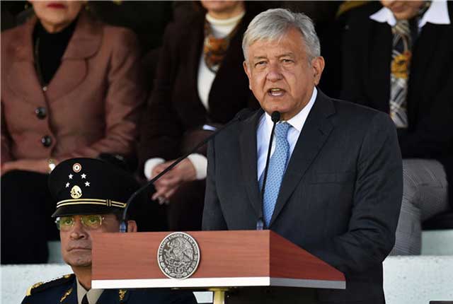 墨西哥新任总统洛佩兹出席军事仪式