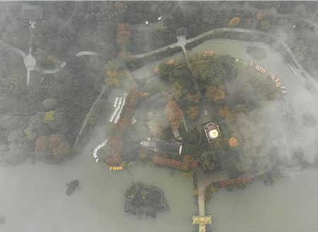 江苏扬州：云雾缭绕瘦西湖美如仙境
